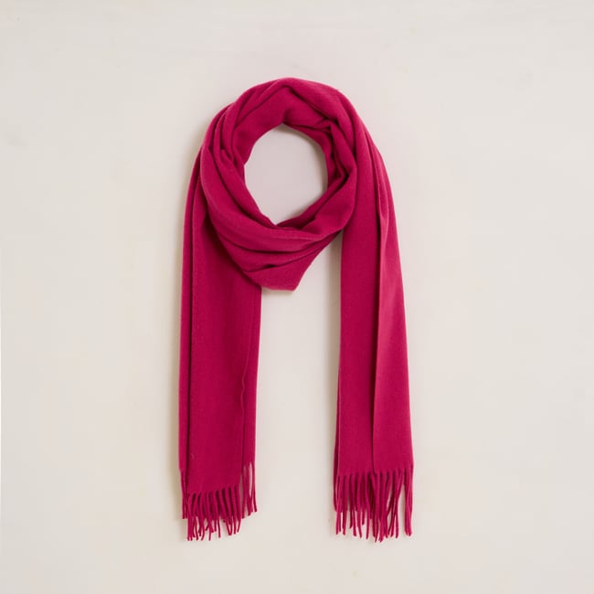 Écharpe unie à franges rose <span itemprop=