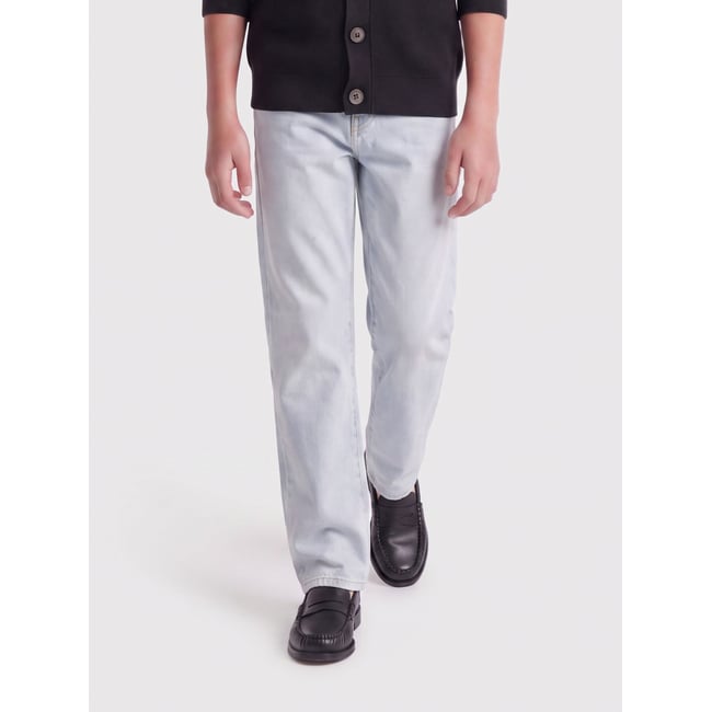 Coupe Regular light blue bleached denim <span itemprop=