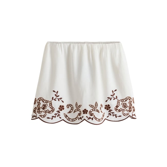 Jupe-short brodée blanc/brun chocolat <span itemprop=