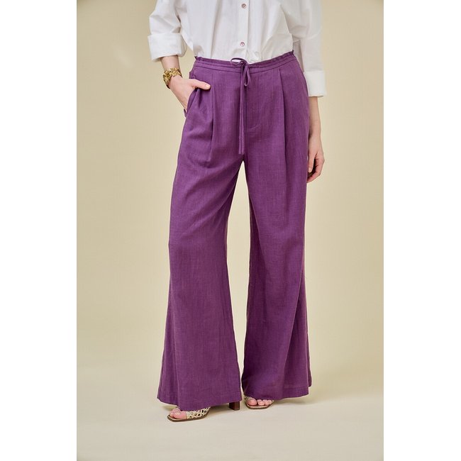 Pantalones anchos de traje violeta <span itemprop=