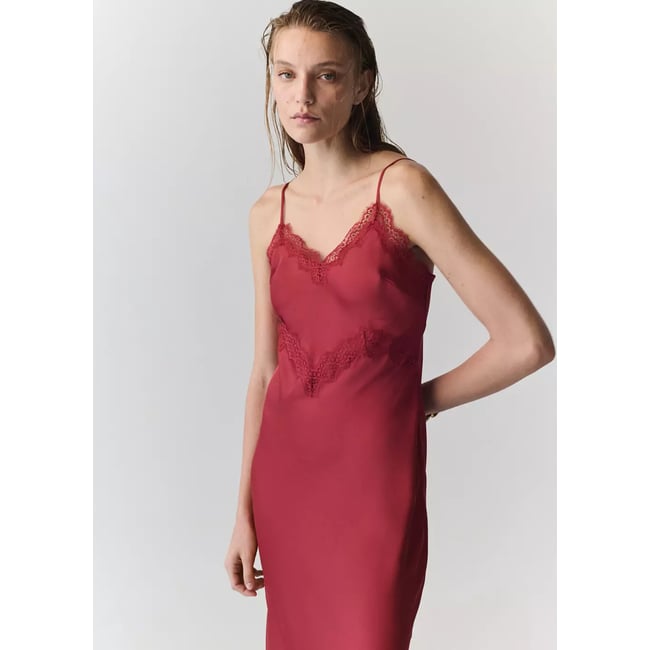 Robe satinée en dentelle rouge <span itemprop=