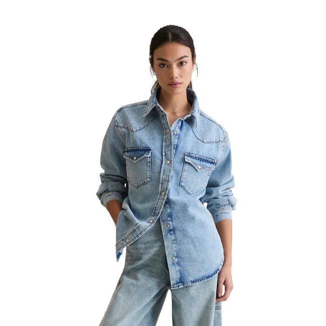 Chemise en jean oversize en denim avec fibres d'ortie européennes bleu clair <span itemprop=
