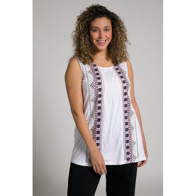 Haut avec broderie. Buste smocké. Décolleté blanc neige <span itemprop=