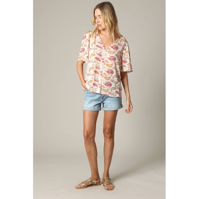Blouse ample bohème en crêpe avec col V et manches papillon TALMI off white <span itemprop=