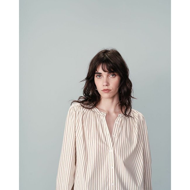 . beige <span itemprop=