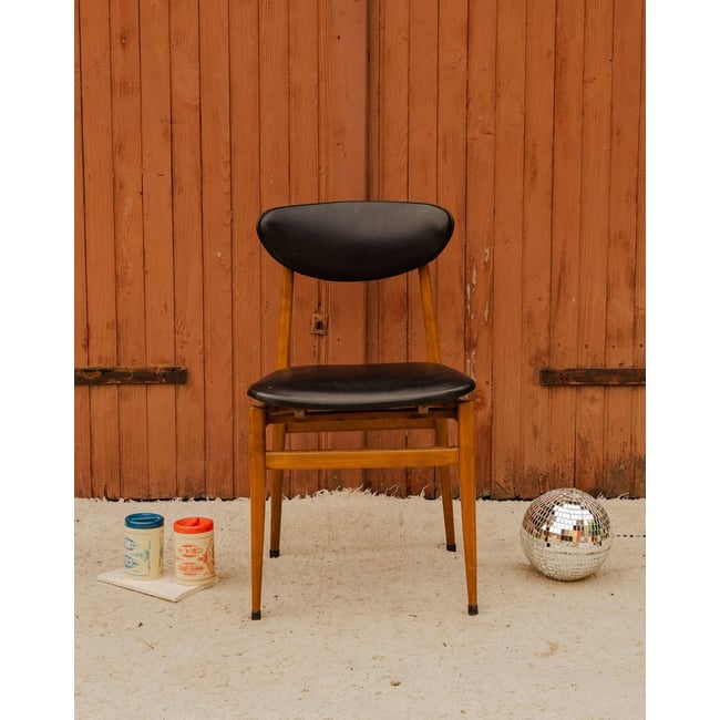 Chaise en bois et cuir noir Alma N°2076 - Bon état Couleur bois foncé <span itemprop=