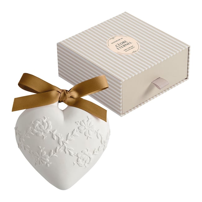 Décor parfumé Grand Cœur brodé CÈDRE ÉTERNEL Couleur blanc <span itemprop=