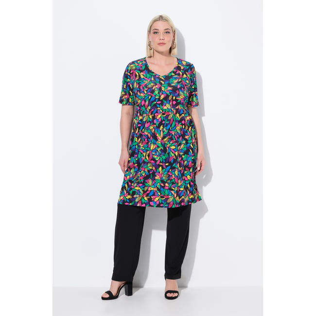T-shirt long à poches. Manches courtes et noir <span itemprop=