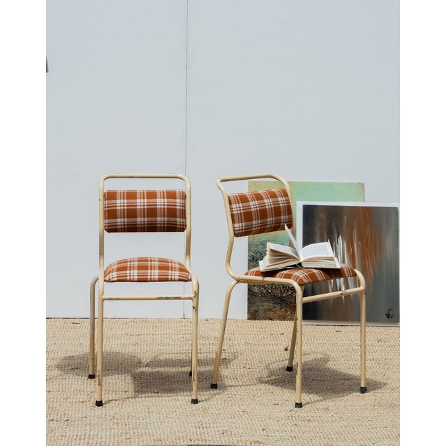Paire de chaises en métal Diana N°364 - Bon état Couleur orange <span itemprop=