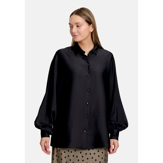 Chemisier en satin à col noir <span itemprop=
