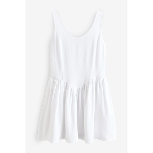 Robe courte cintrée sans manches avec lin blanc <span itemprop=