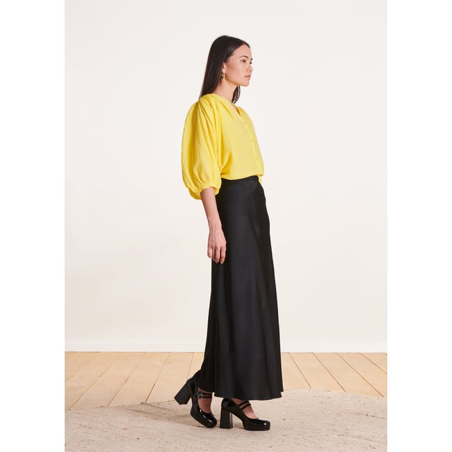 Jupe longue fluide en satin noir <span itemprop=