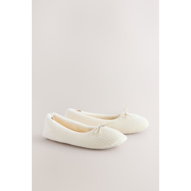 Chaussons ballerines en velours côtelé écru <span itemprop=