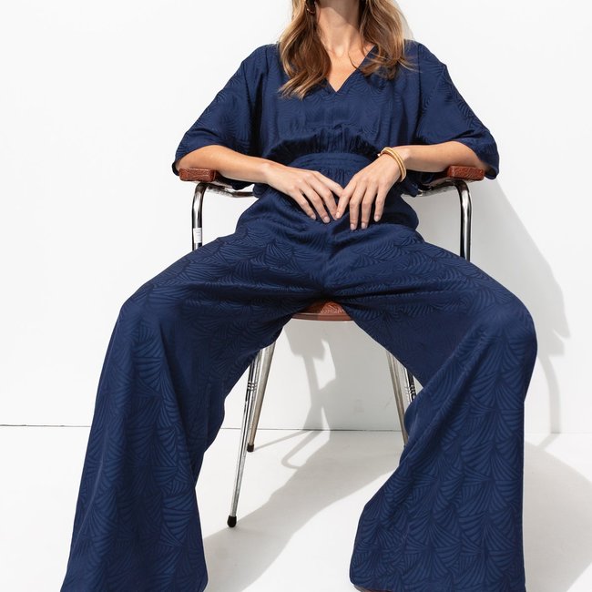 Combinaison-pantalon en satin bleu foncé <span itemprop=