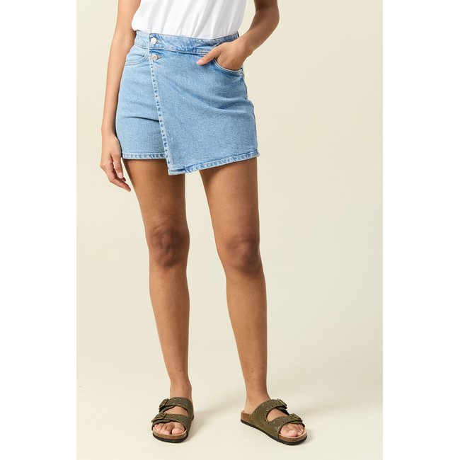 Jupe-short droite en jean denim bleach <span itemprop=