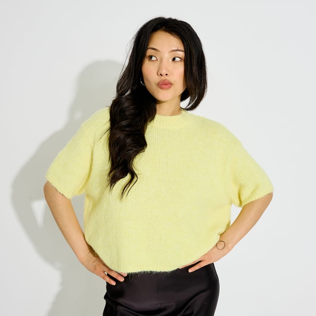Pull manches courtes jaune <span itemprop=