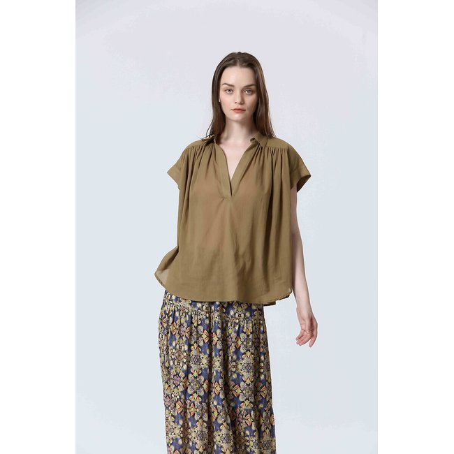 Blusa de manga corta con cuello de pico caqui <span itemprop=