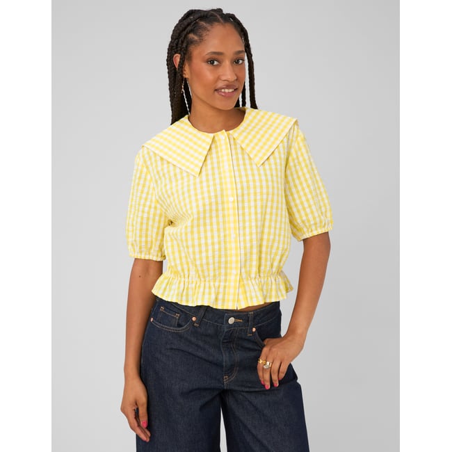 Chemisette vichy à grand col jaune pastel <span itemprop=
