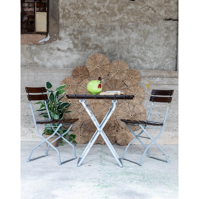 Ensemble de table et chaises pliantes d'extérieur Auguste N°21 - Bon état Couleur bois foncé <span itemprop=