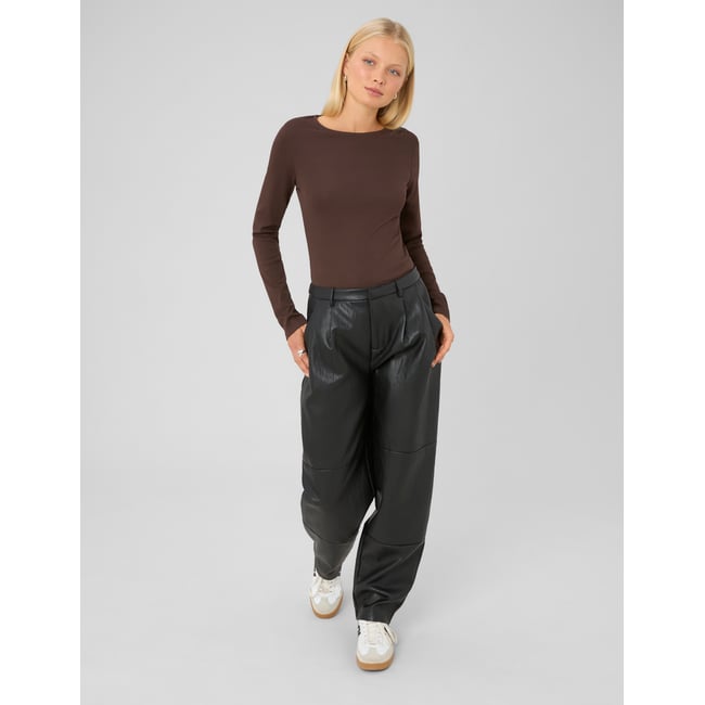Pantalon en tissu enduit à pinces noir <span itemprop=