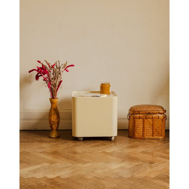 Table d'appoint en plastique crème Hanna N°1591 - Bon état Couleur crème <span itemprop=