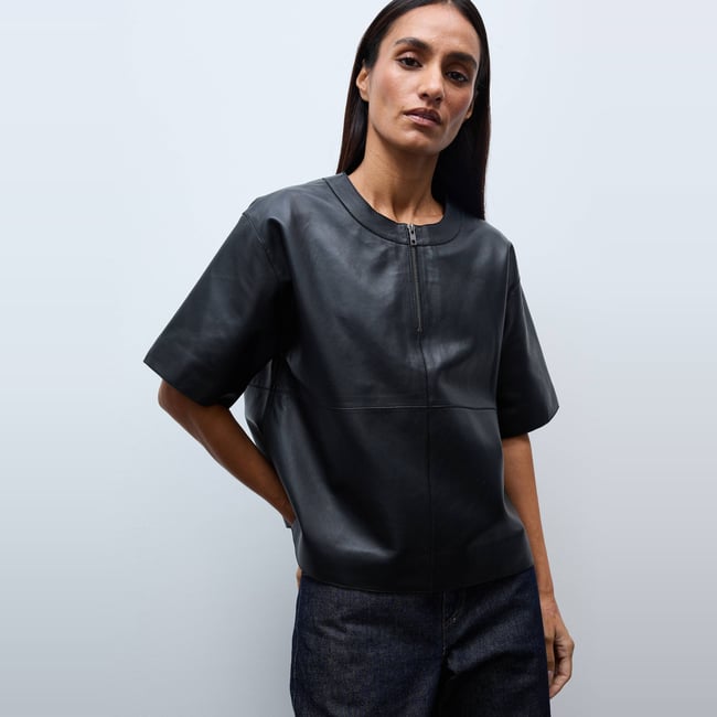 Top manches coudes en cuir noir <span itemprop=