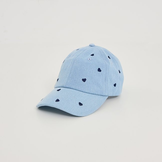 Casquette en jean cœurs brodés bleu <span itemprop=
