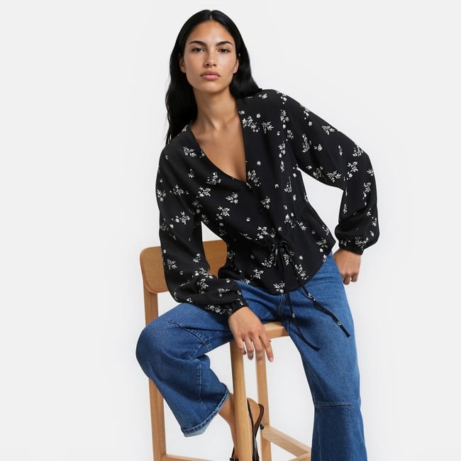 Blouse col V, imprimé floral, manches longues imprimé fond noir <span itemprop=