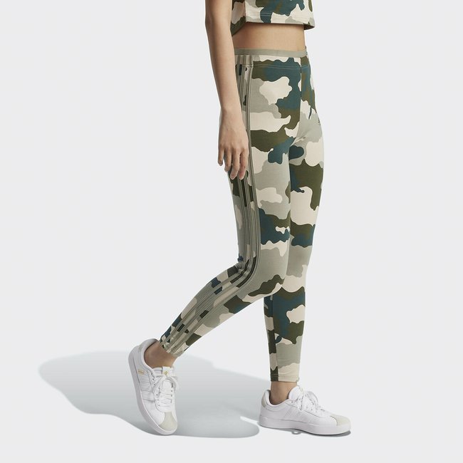 Legging Essentials 3 stripes motivo camuflaje, tobillero verde <span itemprop=