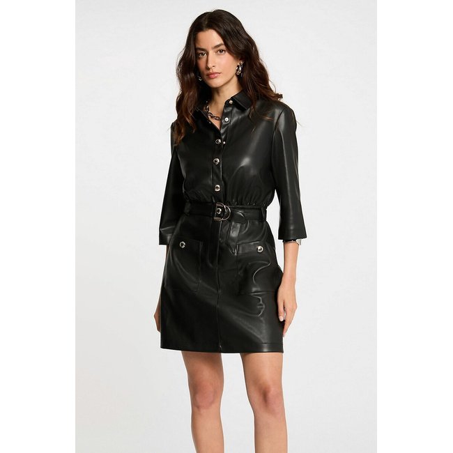 Vestido curto, direito, em imitação de pele preto  <span itemprop=