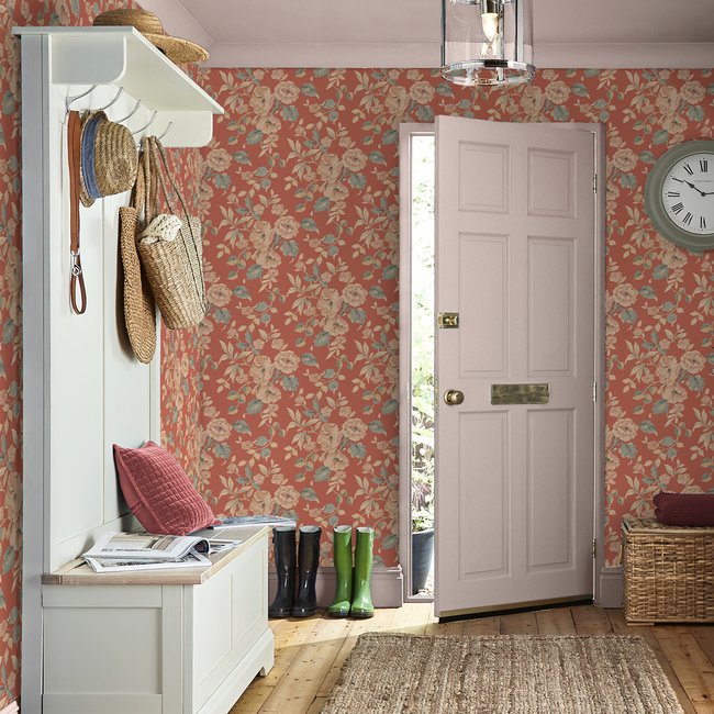 Papier peint fleuri Alyworth Trail Couleur abricot, vert sauge sur fond corail <span itemprop=