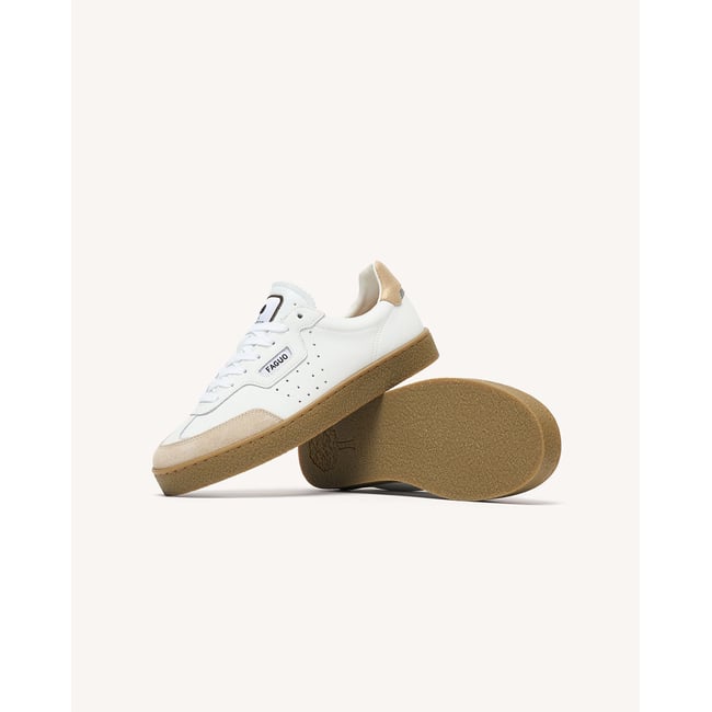 Baskets basses en cuir crème et dorée <span itemprop=