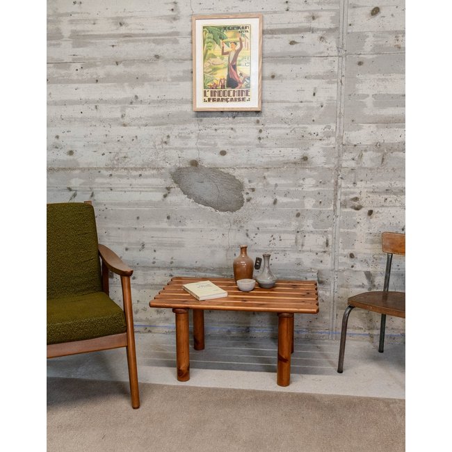 Table basse en pin Léonie N°930 - Bon état Couleur bois foncé <span itemprop=