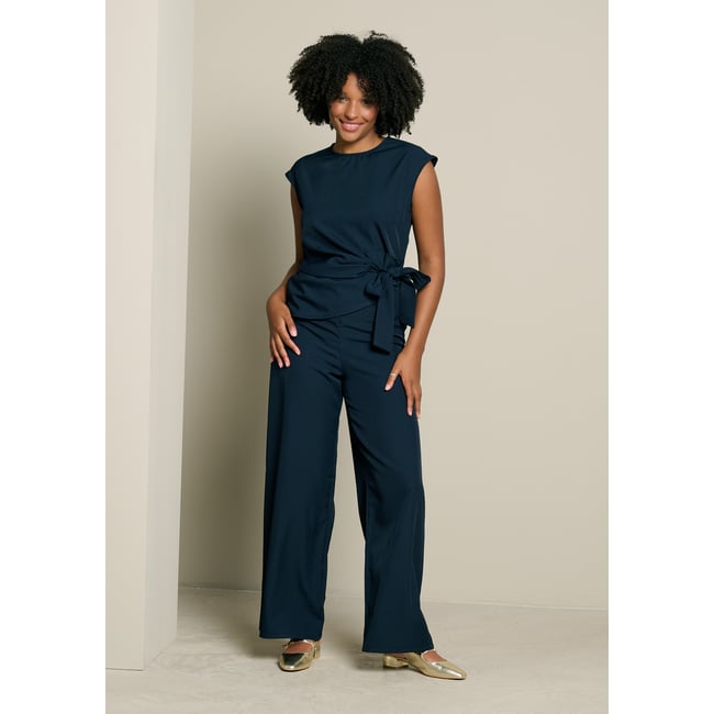 Combinaison drapée bleu marine <span itemprop=
