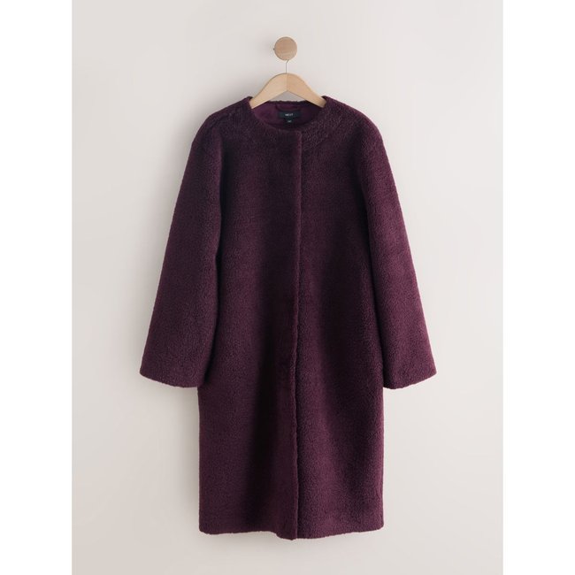 Manteau sans col en imitation fourrure bordeaux <span itemprop=