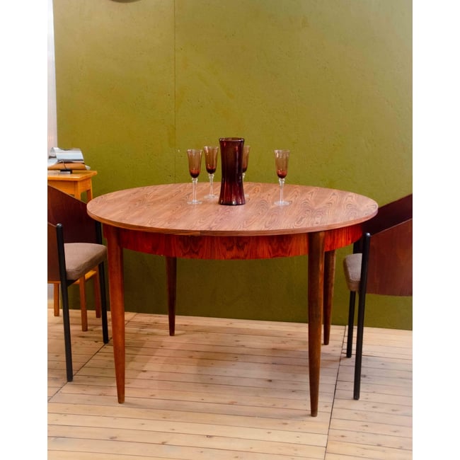 Table à manger ronde scandinave Karla N°1261 - Bon état Couleur bois foncé <span itemprop=