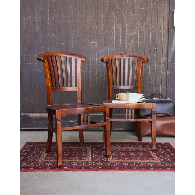 Paire de chaises en acajou Claude N°1349 - Bon état Couleur bois foncé <span itemprop=