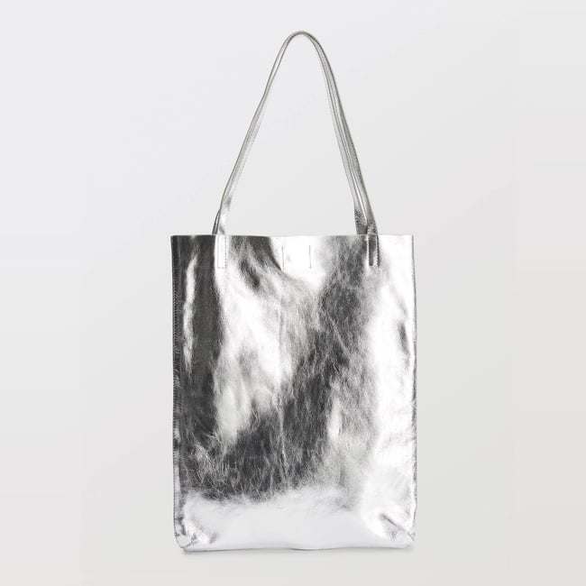 Cabas en cuir métallisé silver <span itemprop=