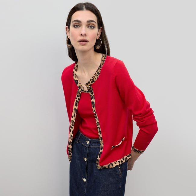 Cardigan boutonné à finitions léopard rouge foncé <span itemprop=