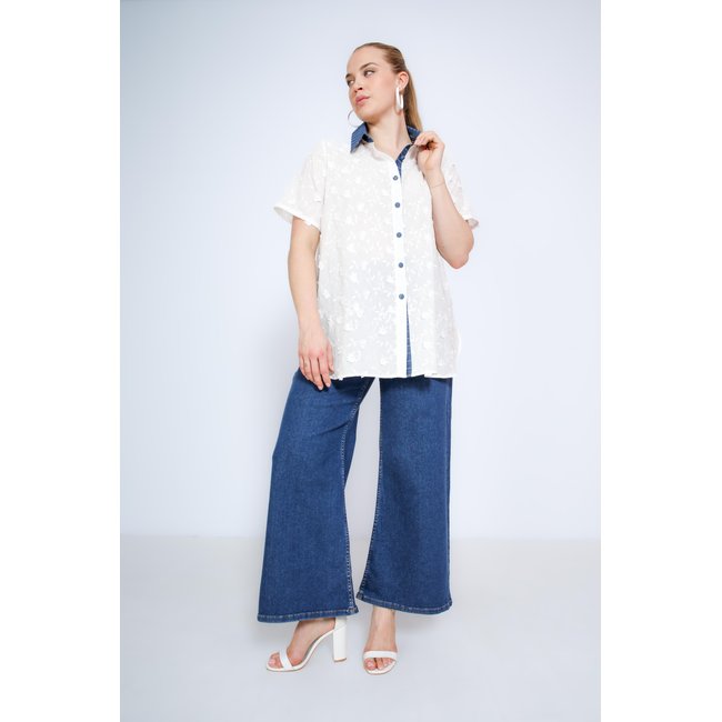 Chemise brodée avec col en jean rayé blanc <span itemprop=