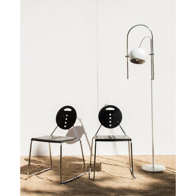 Paire de chaises noires Alma N°379 - Bon état Couleur noir <span itemprop=