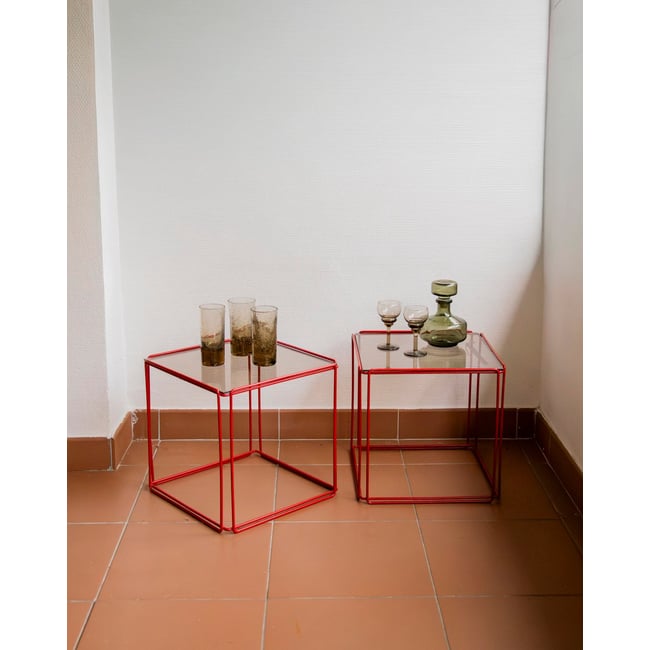 Paire de tables basses en verre et métal rouge Donna N°1639 - Bon état Couleur fumé <span itemprop=