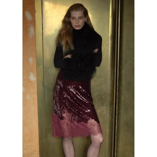 Jupe à sequins avec finition en dentelle sur le bas grenat <span itemprop=