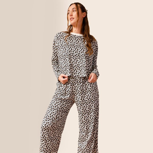 Pyjama manches longues en coton beige motifs léopard <span itemprop=