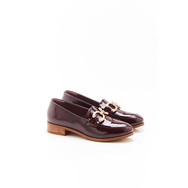 Mocassins avec chaînette rouge bordeaux <span itemprop=