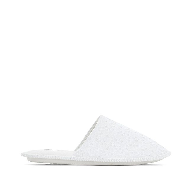 Hausschuhe mit Lochstickerei weiss <span itemprop=