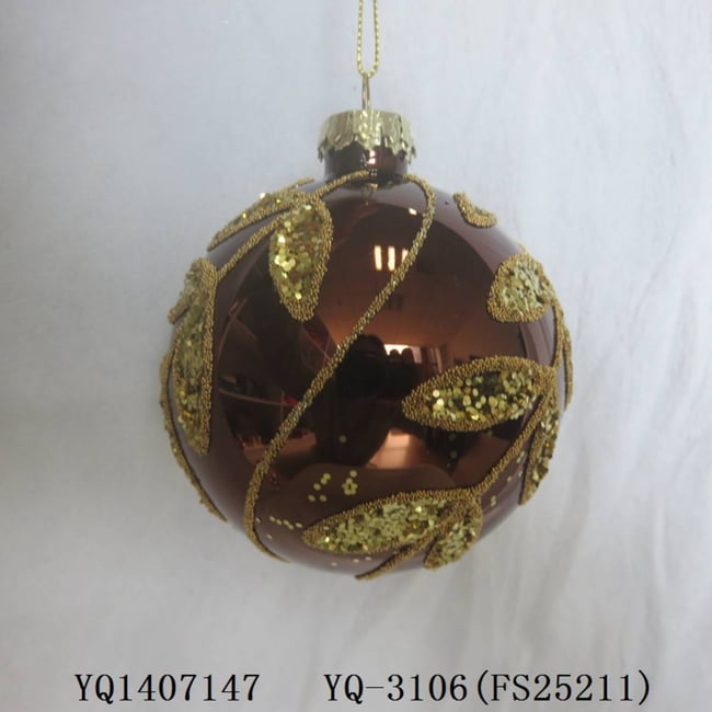 Boule de Noël en verre marron motif feuillage doré D. 80 mm Couleur marron <span itemprop=