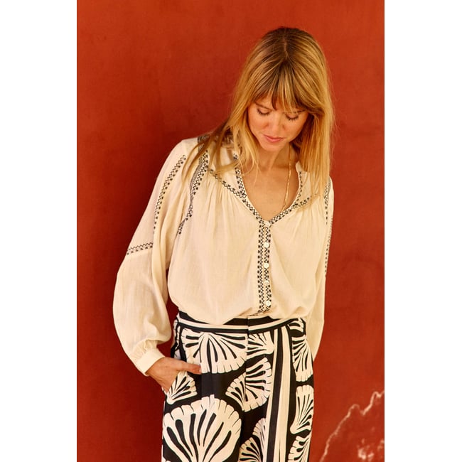Blouse manches longues col v imprimé ethnique BLANKA 11-ecru/noir <span itemprop=