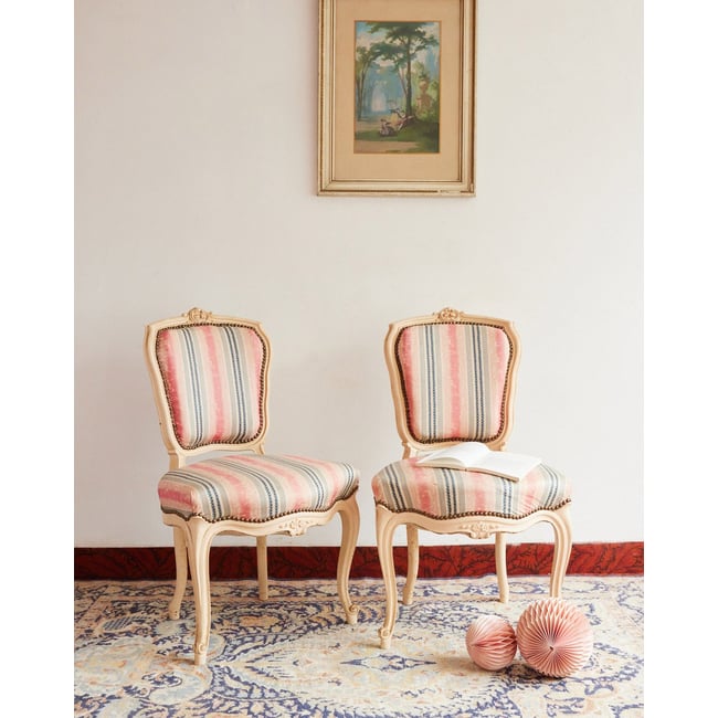 Paire de chaises style Louis XVI en bois Claude N°1691 - Bon état Couleur blanc <span itemprop=