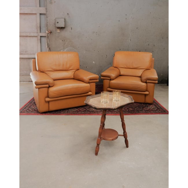 Lot de 2 fauteuils style années 80 Ernest N°1055 - Bon état Couleur marron <span itemprop=